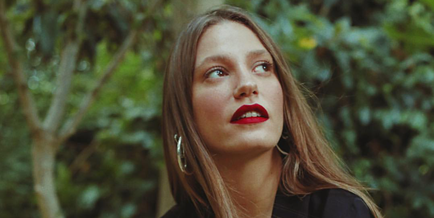 Serenay Sarıkaya’dan Duyuru Geçtiğimiz dönem Alice Müzikali’yle sahnelerde boy gösteren güzel oyuncu Serenay