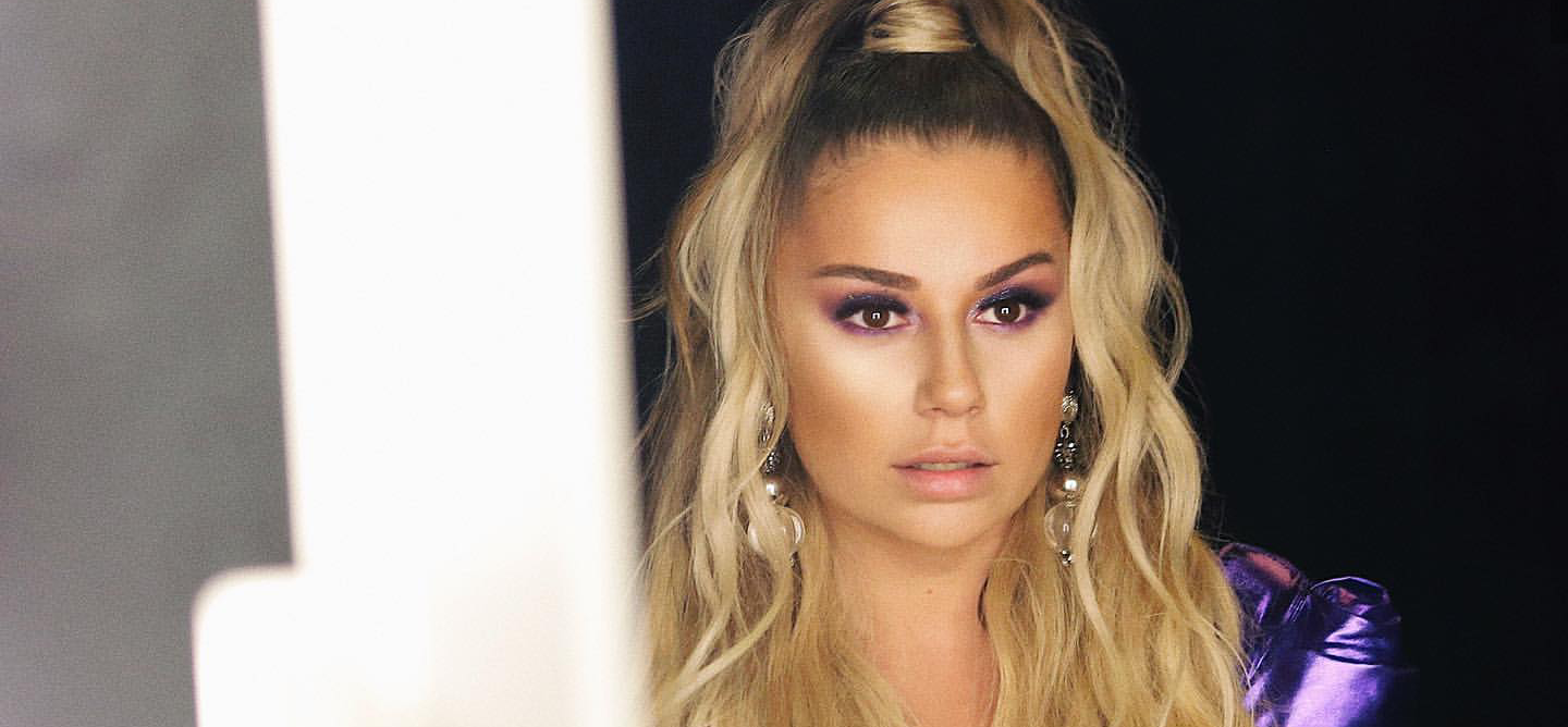 Merve Özbey’den Konser Hatırlatması Şarkıcı Merve Özbey konser tarihini yayınladı. Geçtiğimiz günlerde albüm çıkaran