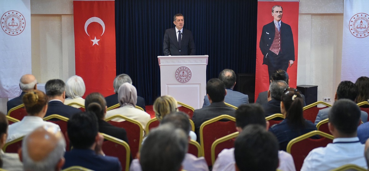 Bakan Selçuk’tan Velilere Önemli Mesaj Milli Eğitim Bakanı Ziya Selçuk, aile ve okul uyumunu anlatan