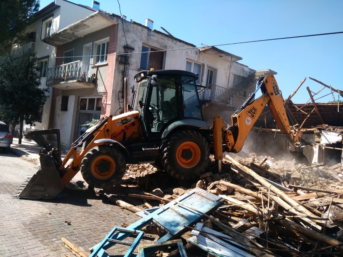 Saruhanlı Belediyesi Tehlikeli Binaları Yıkıyor Saruhanlı Belediyesi, ilçe sınırları içerisinde kalan, emniyet ve sağlık açısından