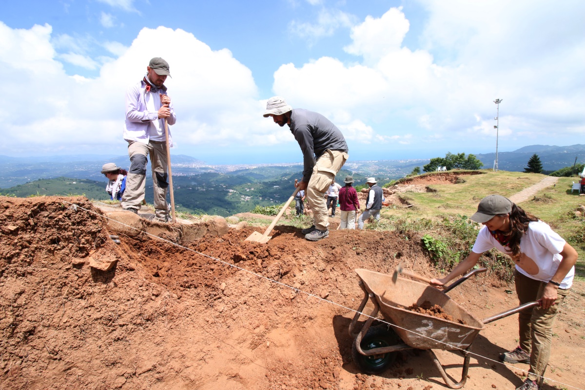 Türkiye’de tahtında oturan ilk “Ana Tanrıça Kibele” heykelinin bulunduğu 2