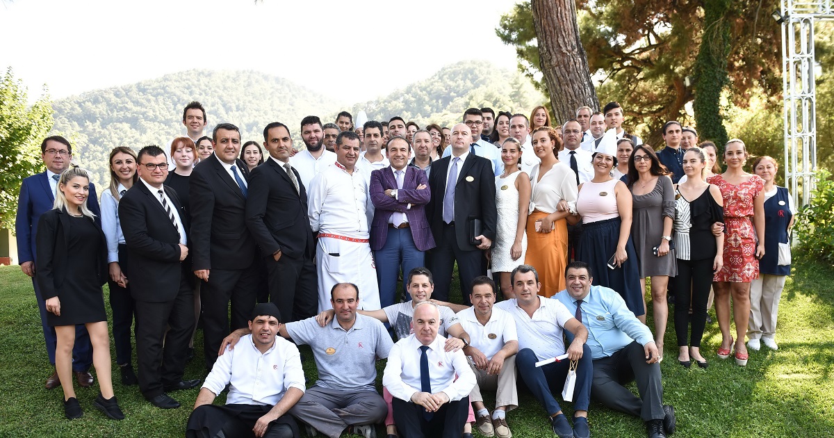 Kaya Ailesinden Keyifli Bayramlaşma Kaya İzmir Thermal&Convention personeli Kurban Bayramını barbekü partisiyle kutladı. Yaklaşık
