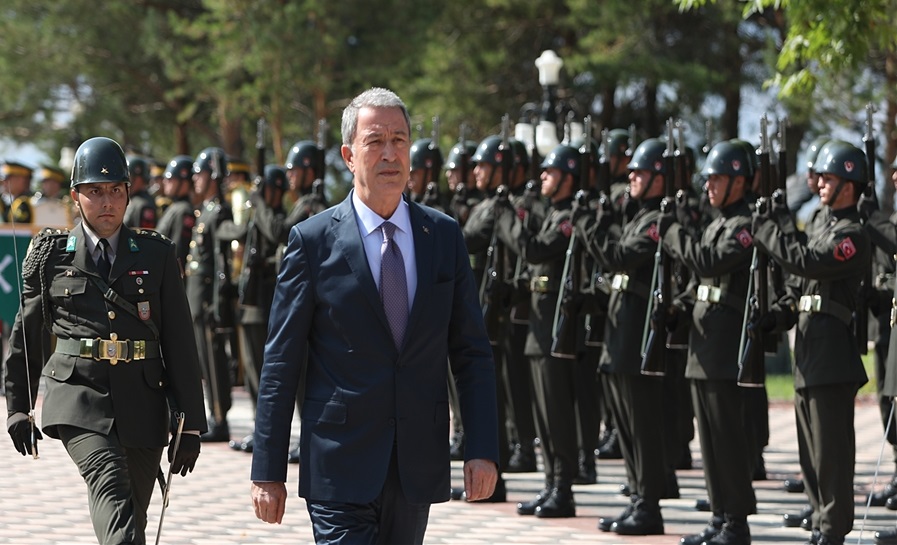 Millî Savunma Bakanı Hulusi Akar, beraberinde Genelkurmay Başkanı Orgeneral Yaşar