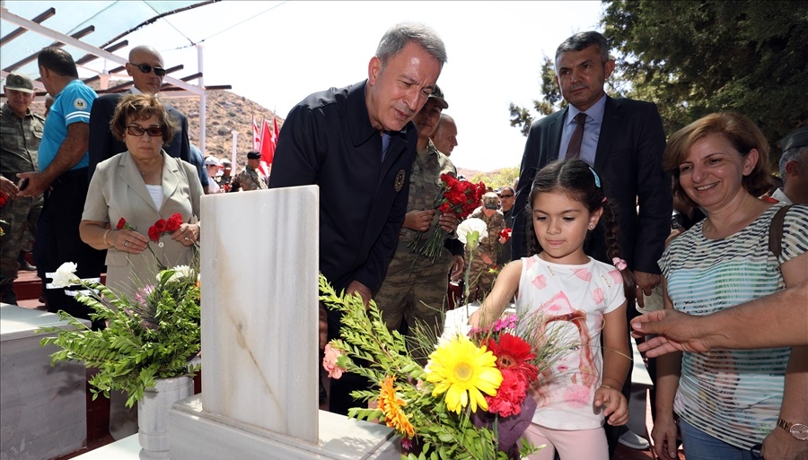 Millî Savunma Bakanı Hulusi Akar, beraberinde Genelkurmay Başkanı Orgeneral Yaşar