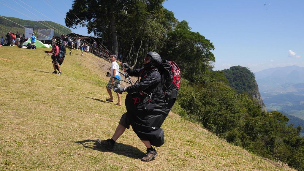 Cumhuriyet Savcısı’ndan Paraşüt Başarısı Ordu Cumhuriyet Savcısı Durali Karaca, paraşütle ilgili yarışmalarda başarı gösteriyor.