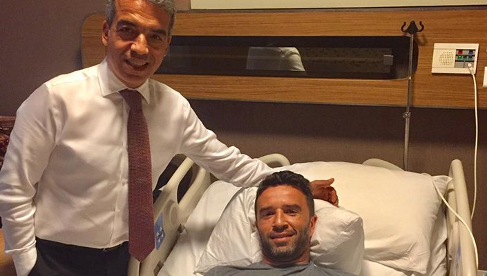 Hazırlık maçında sağ elinden sakatlanan Beşiktaşlı futbolcu Gökhan Gönül, Acıbadem