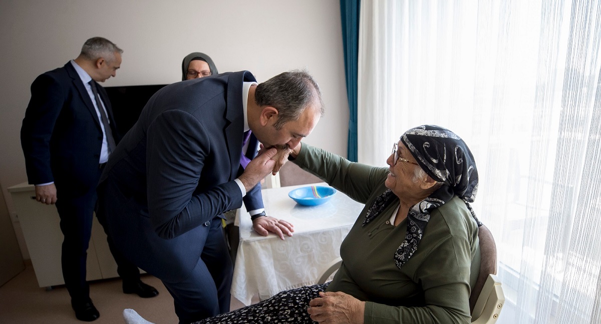Adalet Bakanı Abdulhamit Gül, Ankara Seyranbağları Huzurevinde kalan huzurevi sakinleriyle
