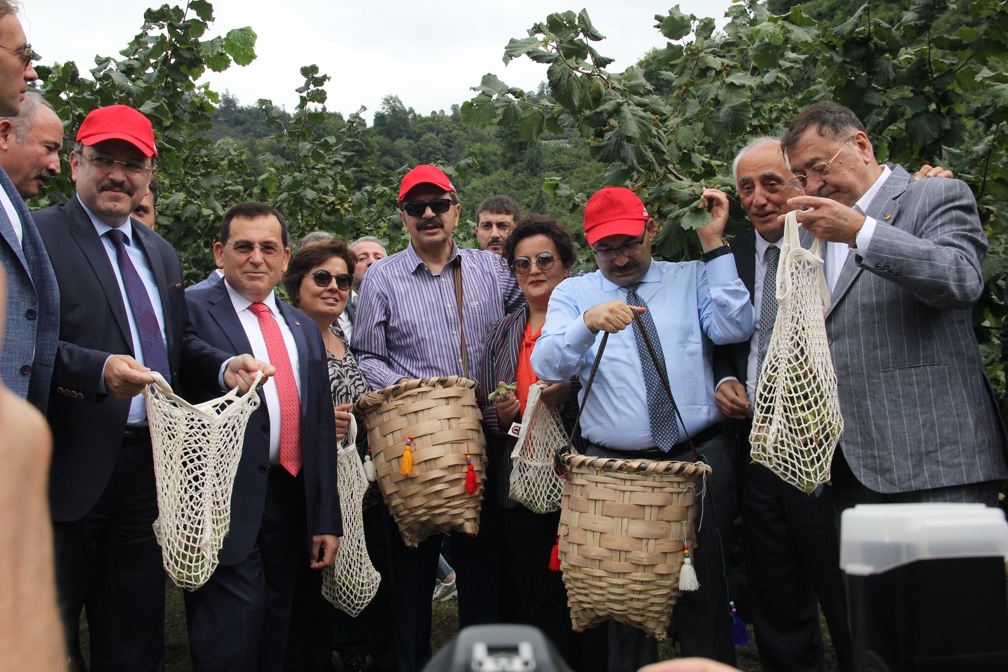 Trabzon’da Örnek Bahçede, Ekonomik Fındık Hasadı Yapıldı Trabzon Ticaret Borsası tarafından uygulanan ‘Fındıkta Verim ve Kaliteyi Artırma