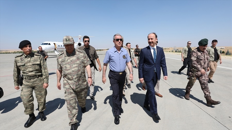 Millî Savunma Bakanı Hulusi Akar, beraberinde Genelkurmay Başkanı Orgeneral Yaşar