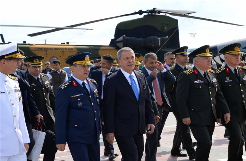 Bakan Akar ve Komutanlar TEKNOFEST’te Millî Savunma Bakanı Hulusi Akar, beraberinde Genelkurmay Başkanı Orgeneral Yaşar
