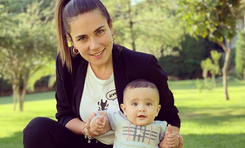 Buse Varol’un oğlu Burak ile fotoğrafını Instagram hesabında paylaştı. Varol,