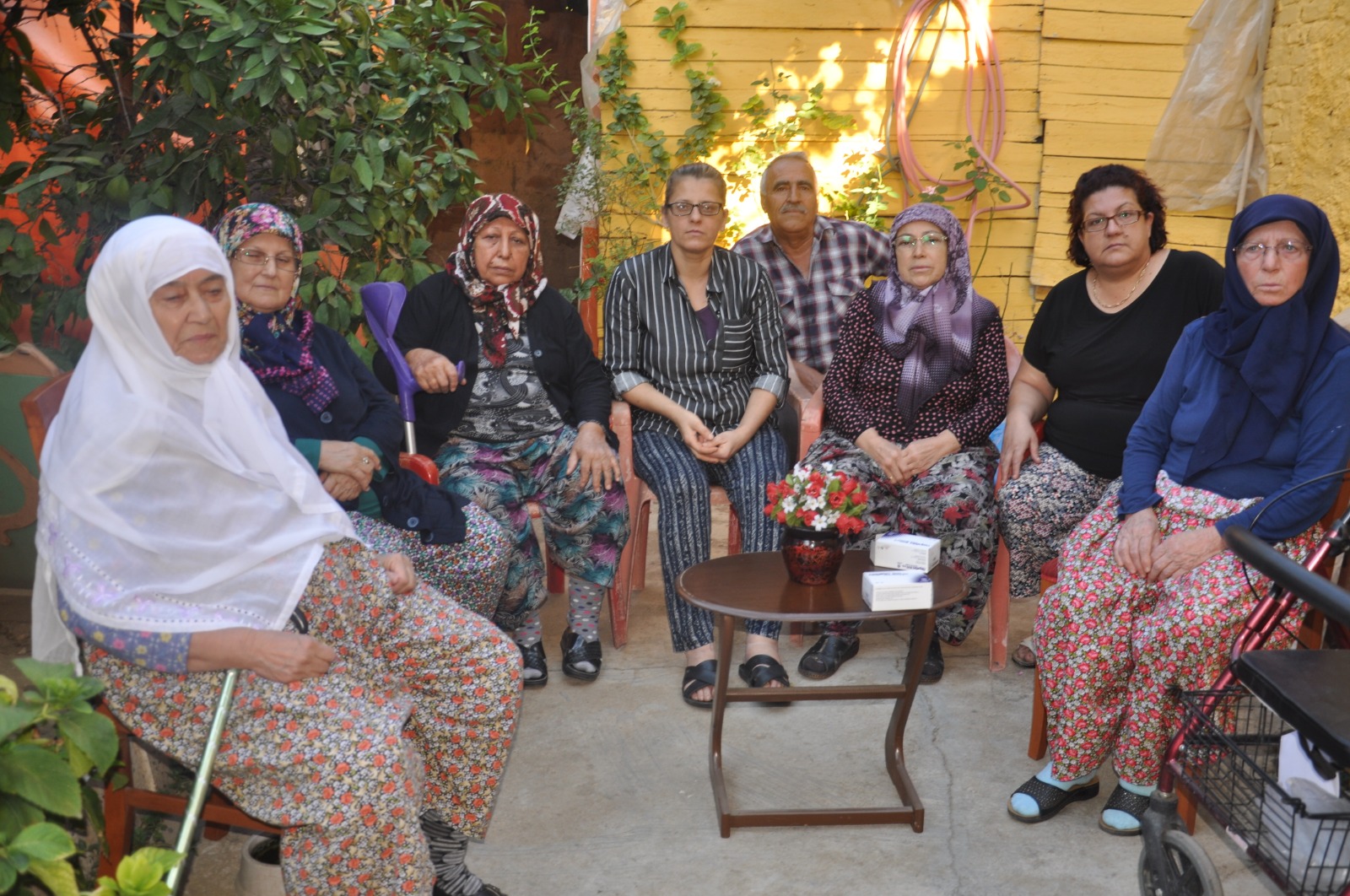 İzmir’in şirin ilçesi Ödemiş’te yaşayan diyabet hastası teyzeler, ağrılarını dindiren,