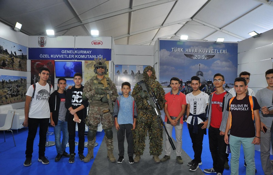 TEKNOFEST MSB Standına Ziyaretçi Akını TEKNOFEST İstanbul Havacılık, Uzay ve Teknoloji Festivali’nde Millî Savunma Bakanlığı