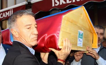 Suat Tekelioğlu Son Yolculuğuna Uğurlandı Geçirdiği kalp rahatsızlığı nedeniyle yaşamını yitiren Trabzonspor kulübünün izleme komitesi