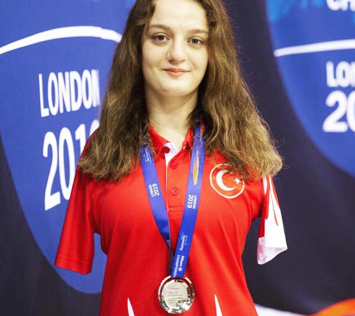 Megastar Tarkan, İngiltere’deki 9. Dünya Paralimpik Yüzme Şampiyonası’nda gümüş madalya