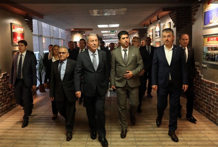Bakan Akar: “TSK Envanterinde Bir Gram Kimyasal Silah Yok” Milli Savunma Bakanı Hulusi Akar, 50 sene önce mezun olduğu