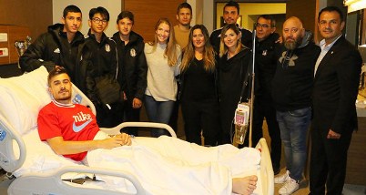 Beşiktaş Futbol Akademi’den Dorukhan Toköz’e Geçmiş Olsun Ziyareti Beşiktaş Futbol Akademi Direktörü Necmettin Çelikhan ile Futbol Akademi, Kadın