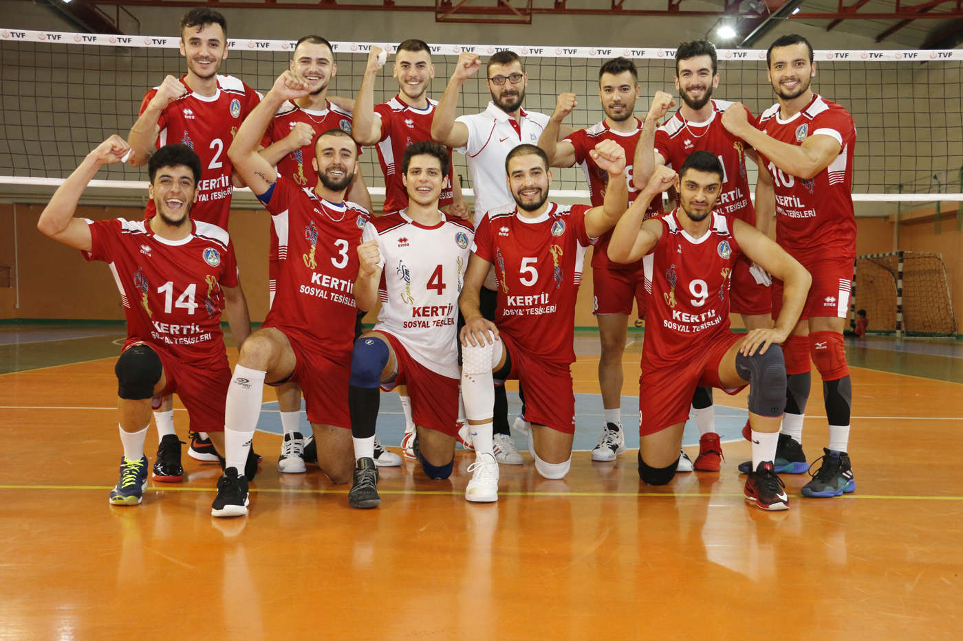 Galibiyete Asker Selamı Rakibini yenen Akkuş Belediyespor Taraftarları asker selamıyla selamladı. TVF Erkekler