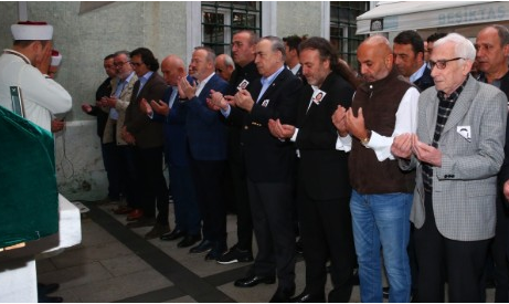 Raife Erdoğmuş Son Yolculuğuna Uğurlandı Galatasaray Spor Kulübü Sicil Kurulu Başkanı Selçuk Erdoğmuş’un annesi Raife