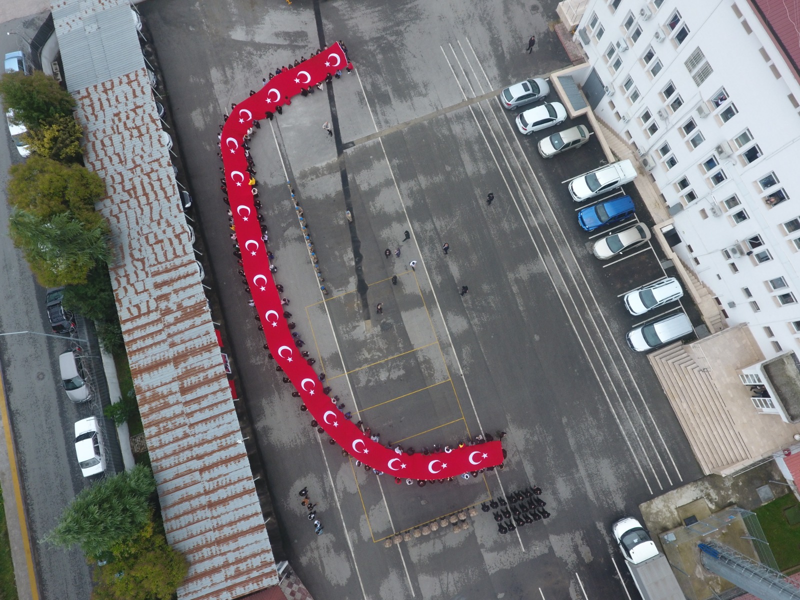 52 Metrelik Türk Bayrağı ile Mehmetçiğe Destek Verdiler Ordu Anadolu Lisesi öğrencileri ve öğretmenleri ‘Barış Pınarı Harekatı’ harekâtına