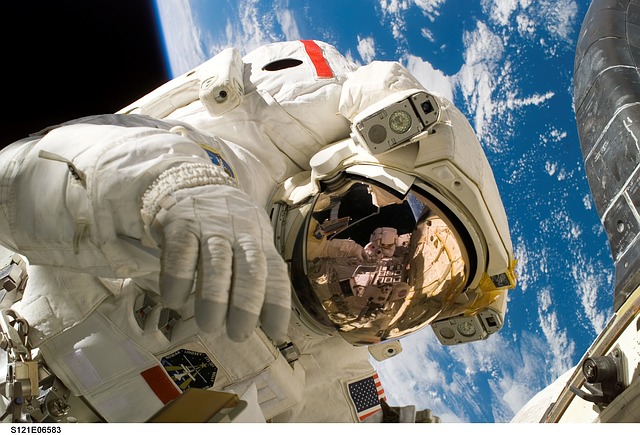 NASA’dan Unisex Uzay Giysisi NASA 2024’te yapılması planlanan ve ilk kadın astronotun aya ayak