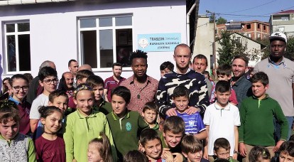 Trabzonspor Oyuncuları Kütüphane Açılışına Katıldı Trabzonsporlu futbolcular Doğan Erdoğan ve Ogenyi Onazi geçtiğimiz yıl hayatını