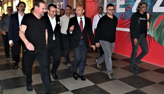 Anadolu Ateşi İzmir’de Ünlü Dans Grubu Anadolu Ateşi İzmir’de okul açtı. Açılışa İzmir