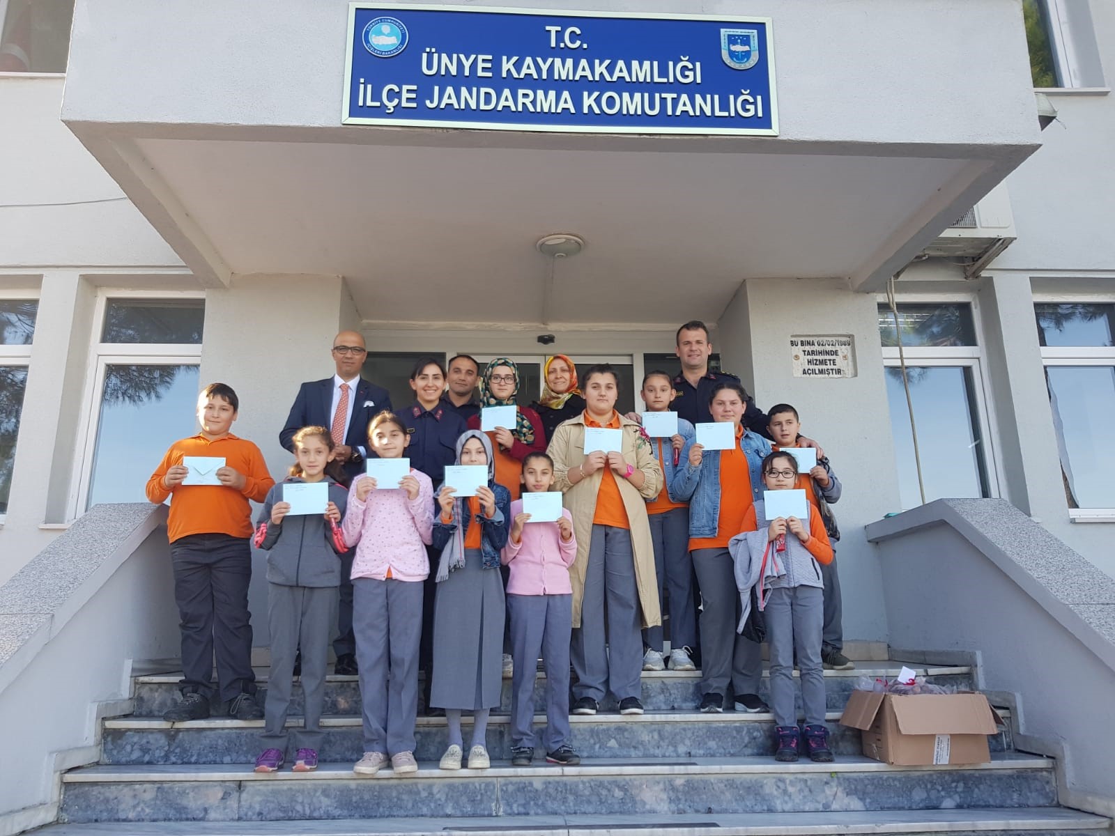 Ordu’nun Ünye ilçesinde ortaokul öğrencileri yazdıkları mektup ve evlerinden getirdikleri