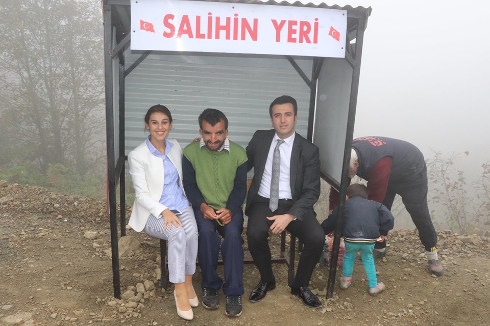 Kaymakam’dan Engelli Salih Belen’e Özel Bekleme Durağı Kaymakam Özdemir, takdir edilecek bir çalışmaya imza attı. Ordu’nun Gürgentepe