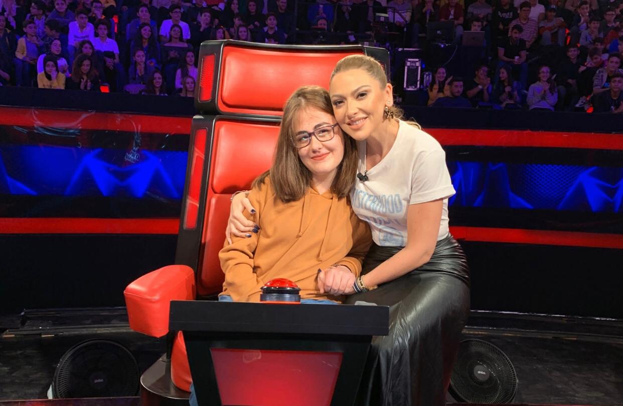 Hadise’den Anlamlı Paylaşım Ünlü şarkıcı Hadise, Eda Nur ile buluşma hiyakeyisini sosyal medyadan