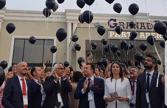 Aile Hekimleri Şiddete Karşı Siyah Balon Uçurdu Antalya’daki kongrede biraraya gelen aile hekimleri, sağlıkta şiddeti protesto etmek