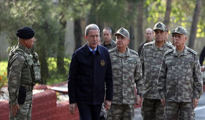 Bakan Akar: “18 Rejim Askerinin Ruslara Teslim Edilmesini Görüşüyoruz” Millî Savunma Bakanı Hulusi Akar, beraberinde Genelkurmay Başkanı Orgeneral Yaşar