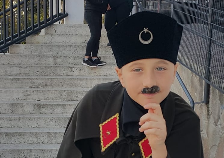 Doruk, Ata’ya Benzerliğiyle İlgi Odağı Oldu Türkiye Cumhuriyeti’nin kurucusu Mustafa Kemal Atatürk, vefatının 81. Yılında düzenlenen
