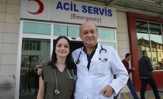 Baba-Kız Doktor Aynı Hastanede Şifa Dağıtıyor Ordu’nun Fatsa ilçesinde doktor baba ve doktor kızı aynı hastanede