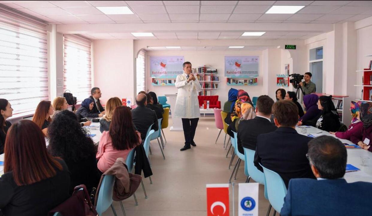 Bakan Selçuk, Lisede Öğretmenlik Yapmak İçin Bakanlığa Dilekçe Yazdı ! Milli Eğitim Bakanı Ziya Selçuk, öğretmenlere rehberlik eğitimi verdi. Sosyal