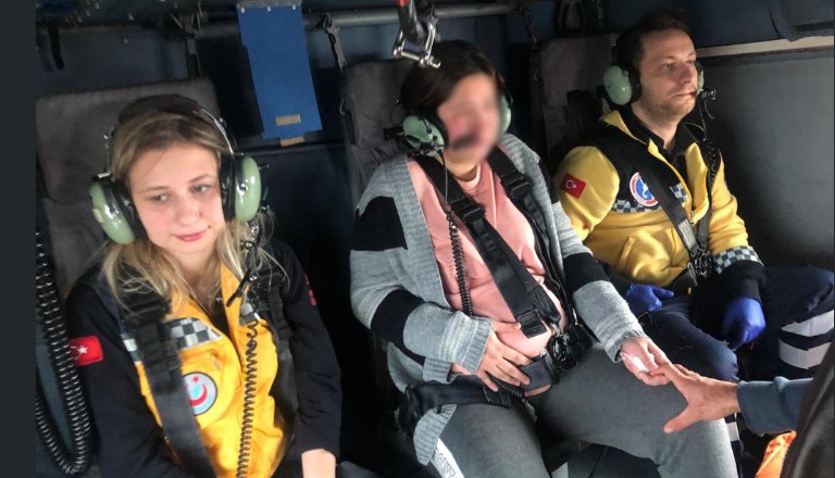 Riskli Gebe Deniz Kuvvetleri Helikopteriyle Hastaneye Yetiştirildi Türk halkının her zaman yanında olan Milli Savunma Bakanlığı’na bağlı