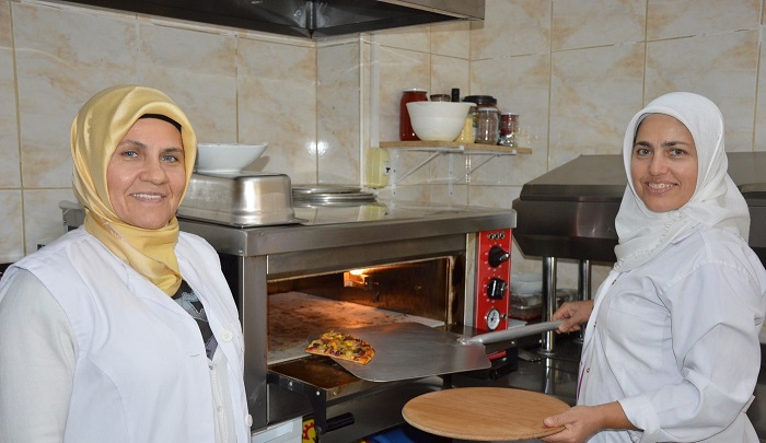 Manisalı Baysal, KOSGEB Desteğiyle Yeni Pizza Markası Yarattı Manisalı girişimci Semra Baysal (45), KOSGEB desteği ve banka kredisi