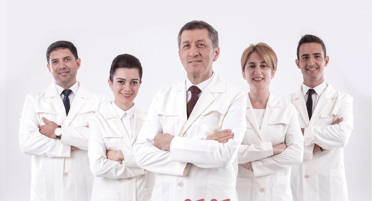 Öğretmenlere Özel Tasarlanan Önlükleri Bakan Tanıttı Milli Eğitim Bakanı Ziya Selçuk, öğretmenler için tasarlanan önlük tasarımlarını