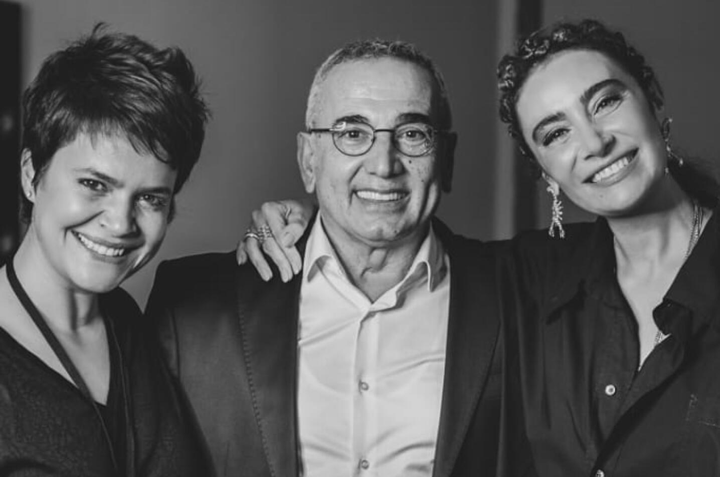 Şarkıcı Sıla Gençoğlu sosyal medya hesabı üzerinden öğretmeniyle fotoğrafını paylaştı.