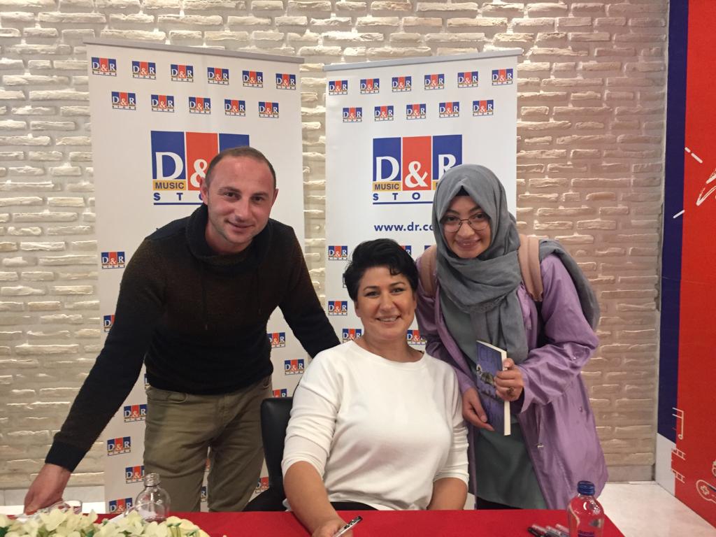 Ekranların sevilen yüzü ve yazar kişiliği ile tanınan İclal Aydın,