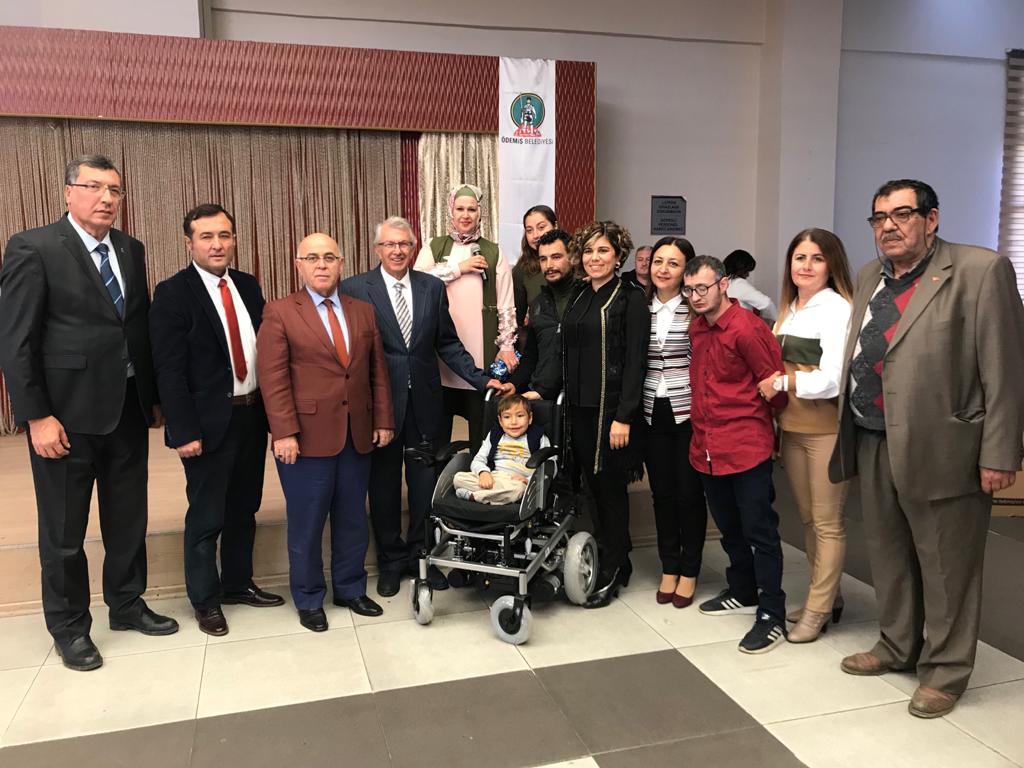Yürüme engelli olan 7 yaşındaki ilkokul 1. Sınıf öğrencisi Mert