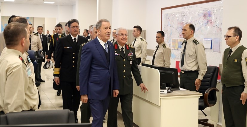 Bakan Akar’dan Barış Pınarı Harekatı İçin Teşekkür Milli Savunma Bakanı Hulusi Akar, Barış Pınarı Harekatı kapsamında bir