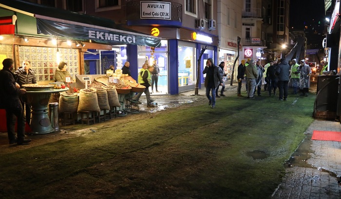 Belediye, Vatandaş Çamura Basmasın Diye Caddeye Halı Serdi ! (Görüntülü Haber) Altınordu’nun en yoğun caddelerinden biri olan Sırrıpaşa Caddesi’nde alt yapı