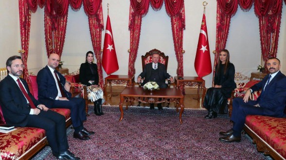 Çekişmeleriyle gündeme gelen ünlü şarkıcılar Hande Yener ve Demet Akalın,