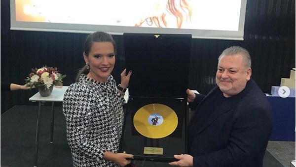 Ünlü şarkıcı Demet Akalın aldığı altın plak ödülünü sosyal medya