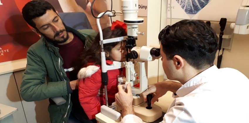 Suriyelilerin Tel Abyad’da Göz Taraması Yapılıyor Barış Pınarı Bölgesi’nde hayatı normale döndürme çalışmaları devam ediyor. Bir