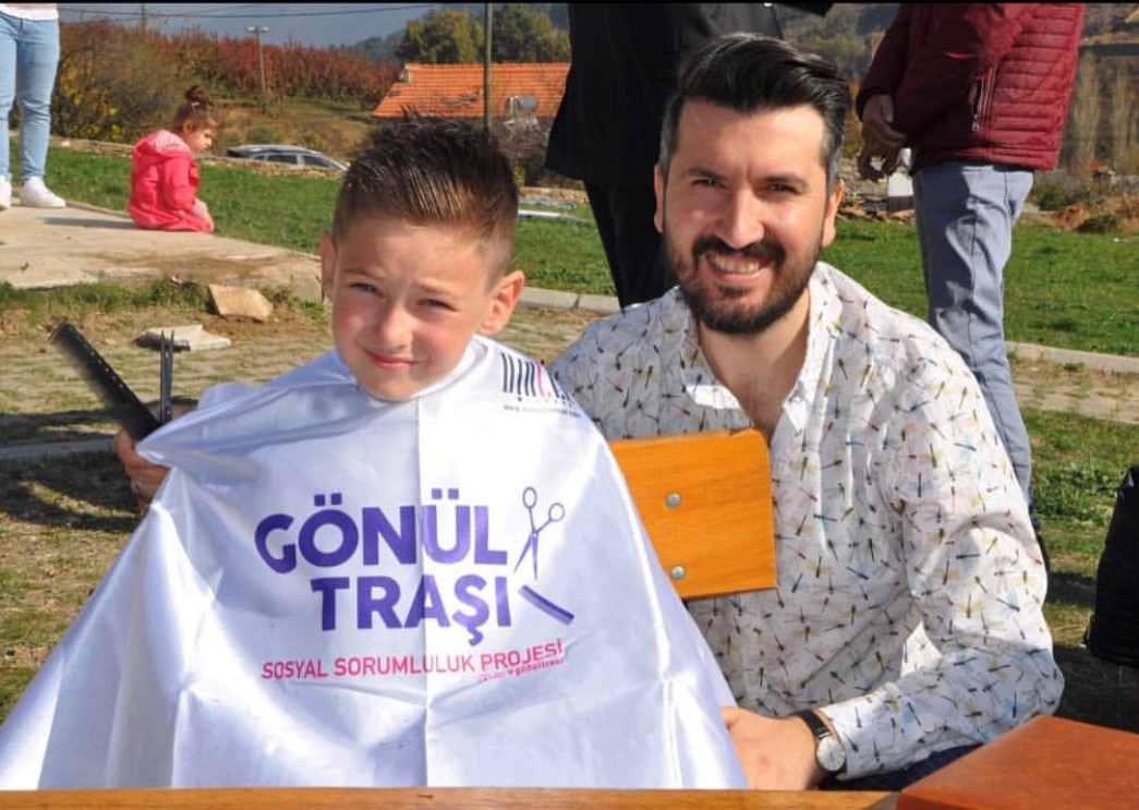 Gönülleri Fetheden Proje; ‘Gönül Traşı’nın 3’üncüsü Düzenleniyor İzmirli tanınmış erkek kuaförü Samet Tan’ın başlatmış olduğu ‘Gönül Traşı’