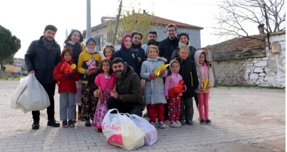 Manisa’da bir araya gelen 8 genç, çocukların yüzünü güldürmek için