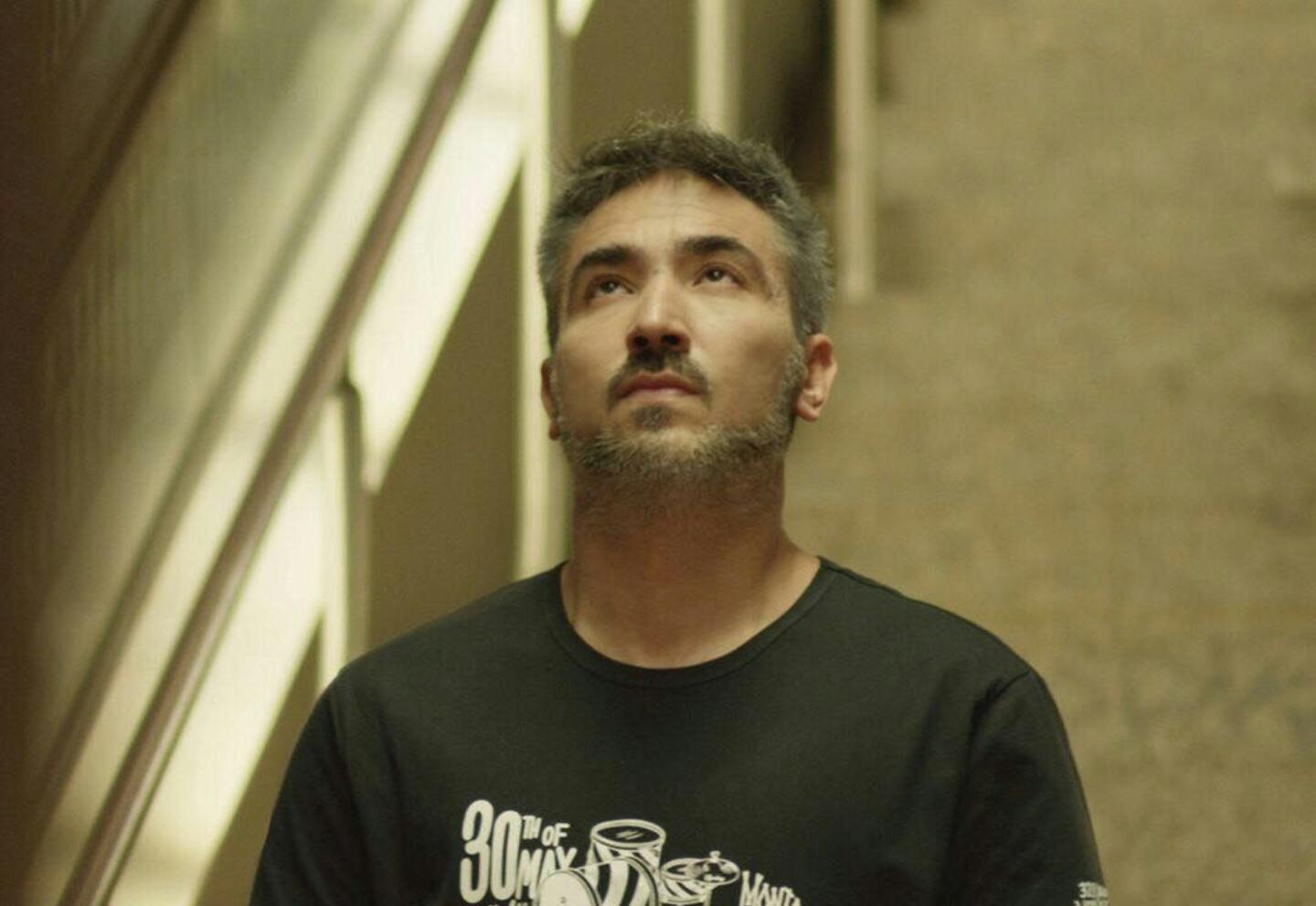 Uzun zamandır beklenen “Sarkastik” albümünün videolu klibi “Toz Taneleri” yoğun