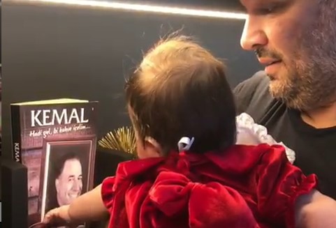 Ali Sunal’dan Duygusal Paylaşım Ünlü Tiyatrocu Ali Sunal kızı Narin ile çektiği duygusal videoyu